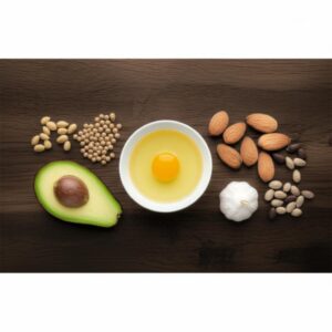 Alimentos de bajo índice glucémico: aguacate, huevo, almendras, ajo y legumbres.