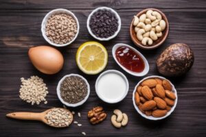 Alimentos ricos en magnesio como nueces, almendras, huevo, aguacate, limón y semillas.