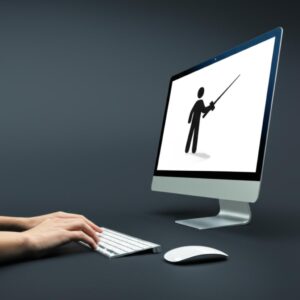 Persona interactuando con contenido en pantalla, posible tecnoansiedad.