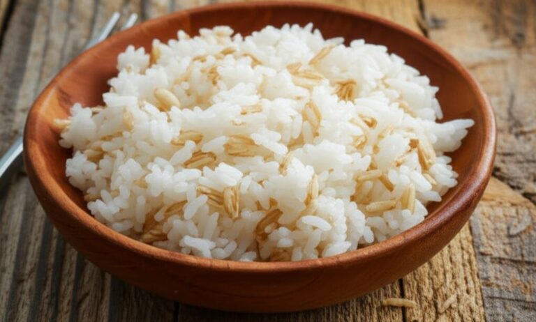 Un tazón de arroz integral cocido y enfriado, listo para servir o usar en recetas.