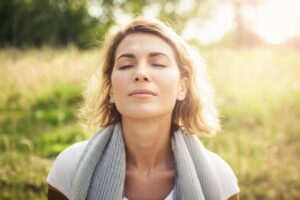 Mujer relajada al aire libre, concepto de cansancio de primavera y bienestar nutricional