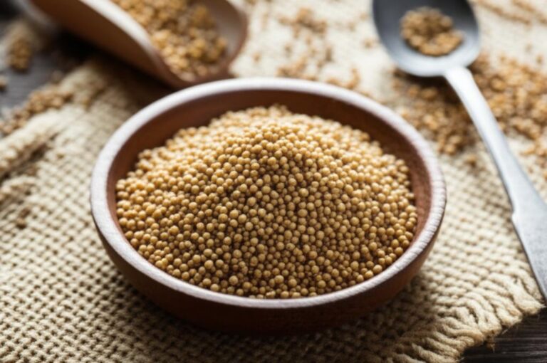 Semillas de mostaza molida en un tazón sobre tela rústica, vista de cerca