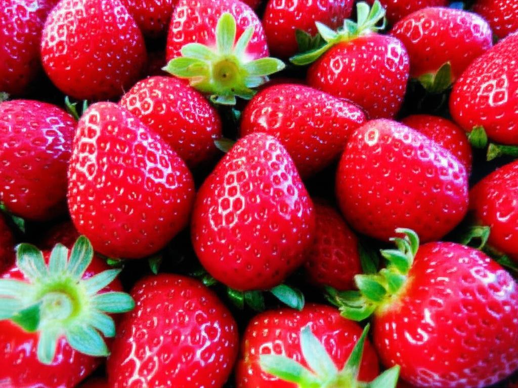 Plato con fresa fresco mostrando su valor nutricional