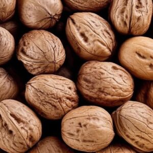 Primer plano de nueces pecanas enteras con cáscara.